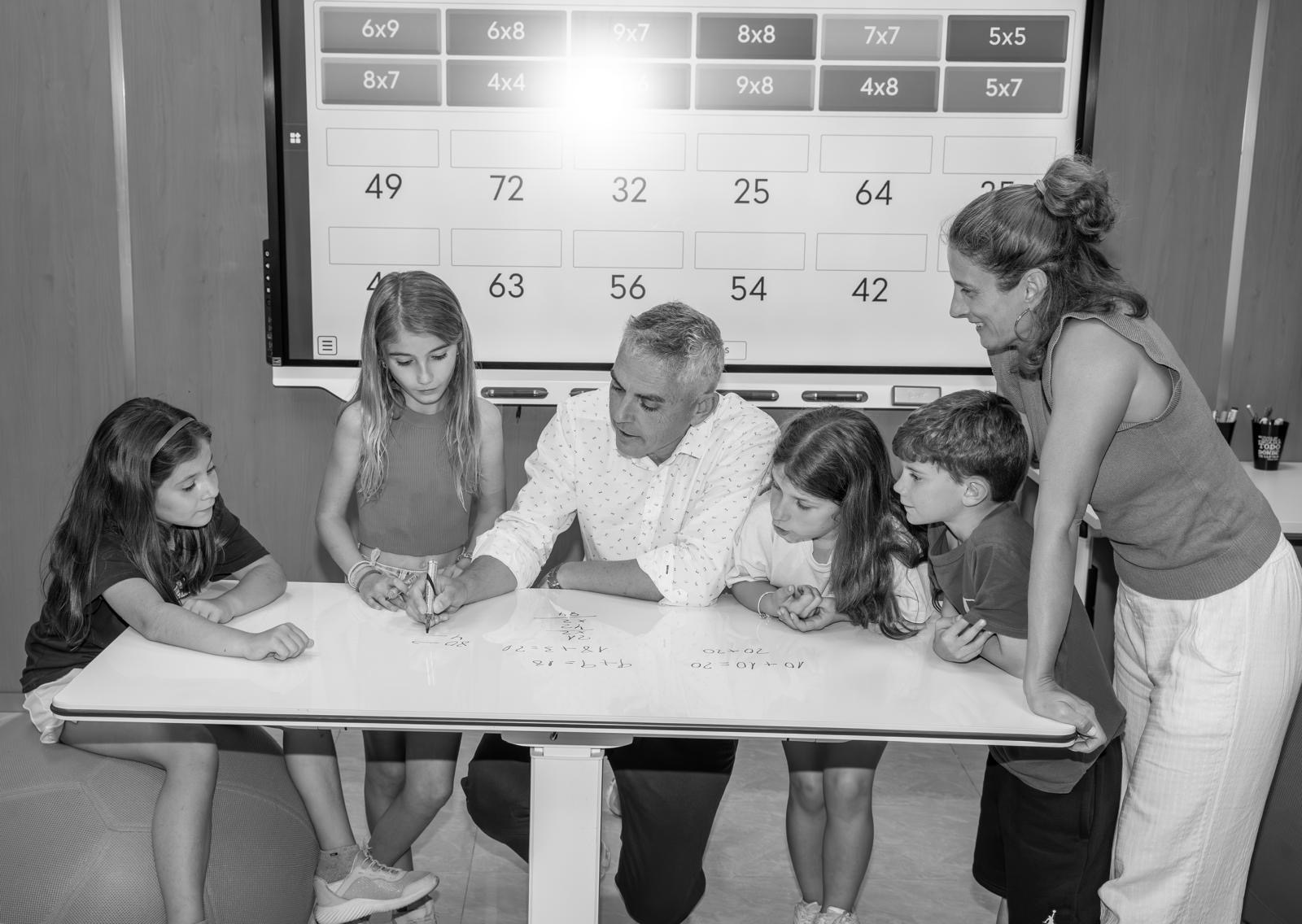 Alumnos y profesores de DIDAL trabajando juntos en el aula