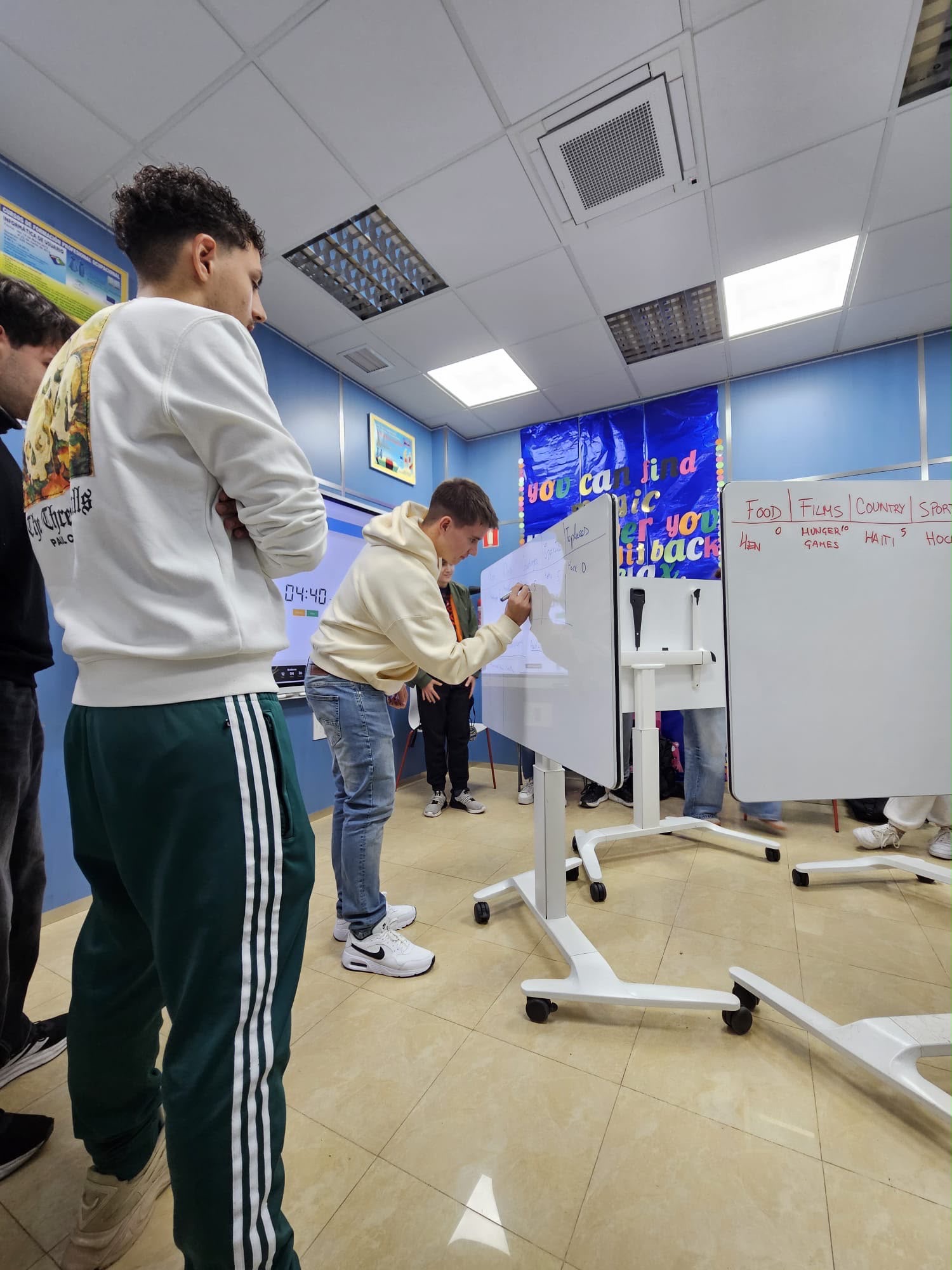 Alumnos de DIDAL en una actividad de vocabulario en inglés sobre las pizarras del aula