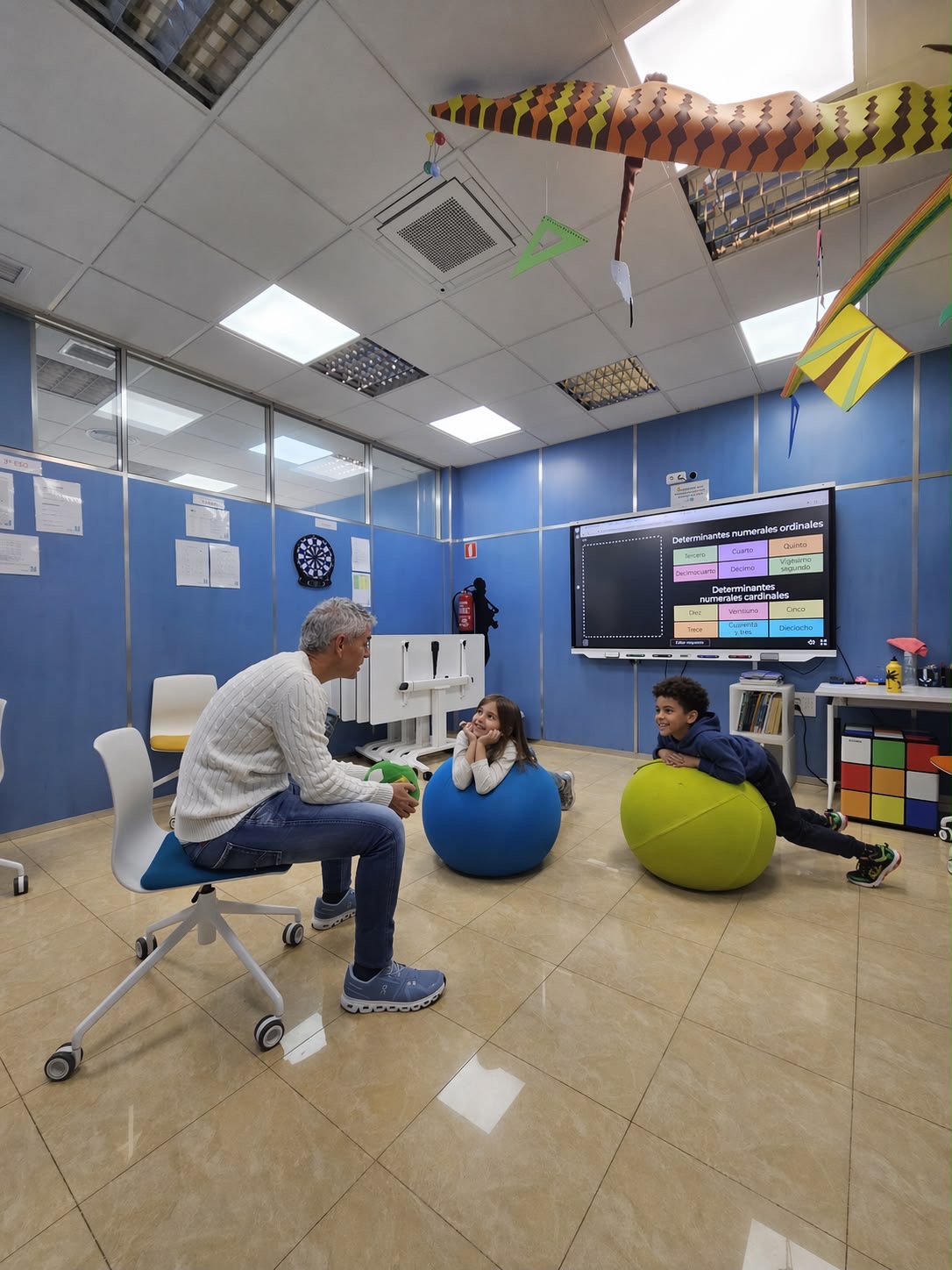 Aula de DIDAL con asientos flexibles y pizarra digital durante una clase